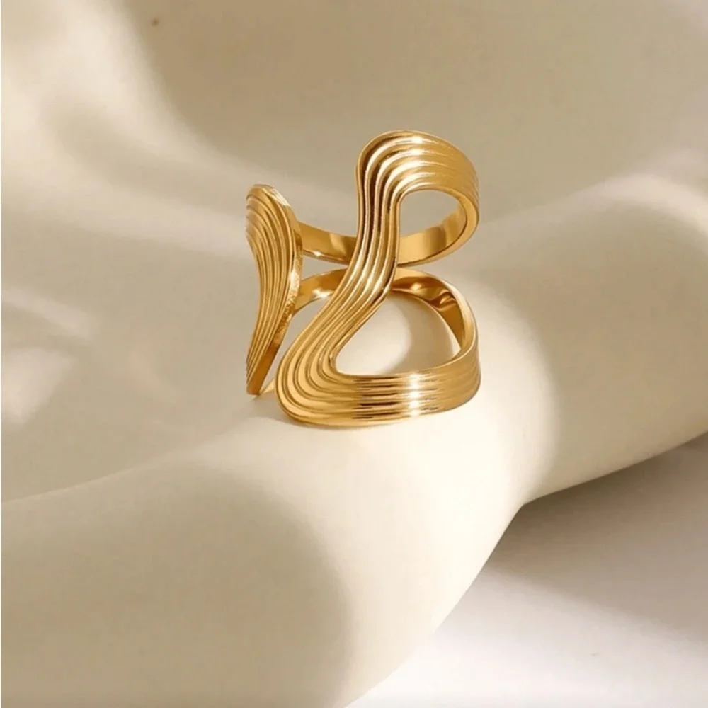 Eclipse Gold Thick Curve Ring
